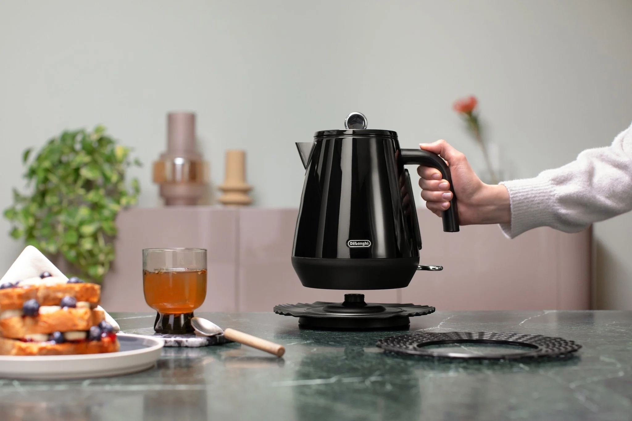 Delonghi-Eclettica Cordless Kettle With Changeable Base Black - Image 4